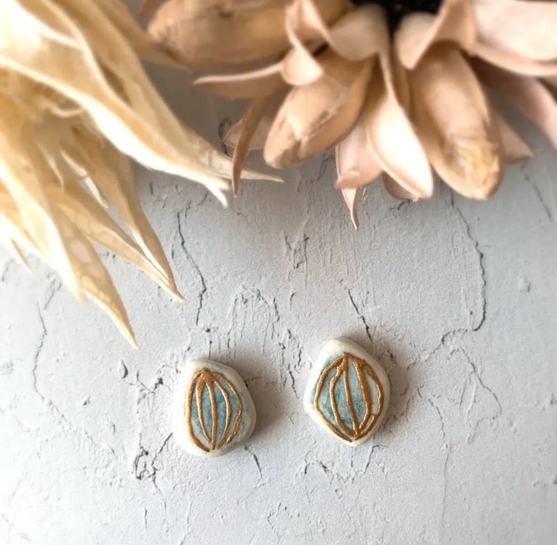 Kintsugi gold line Clip-On earrings that stand out on painted pottery Non-pierced earrings Blue Blue White White Gold Gold Simple Ceramic - ต่างหู - ดินเผา สีน้ำเงิน