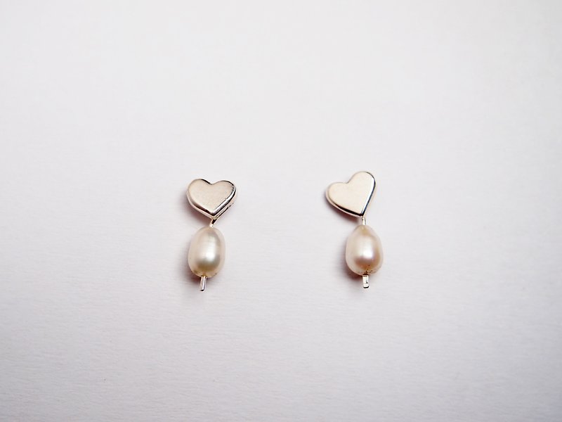 【客製化禮物】珍珠 系列 #a158 愛心垂墜珍珠耳環 - 耳環/耳夾 - 銀 白色