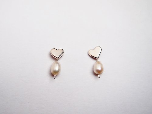 YUNSHAO Jewelry 【客製化禮物】珍珠 系列 #a158 愛心垂墜珍珠耳環