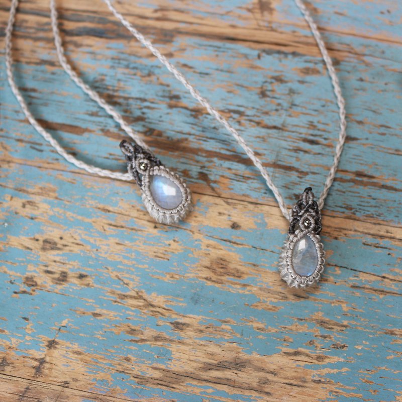 Natural stone moonstone simple pattern braided necklace - สร้อยคอ - คริสตัล สีเงิน