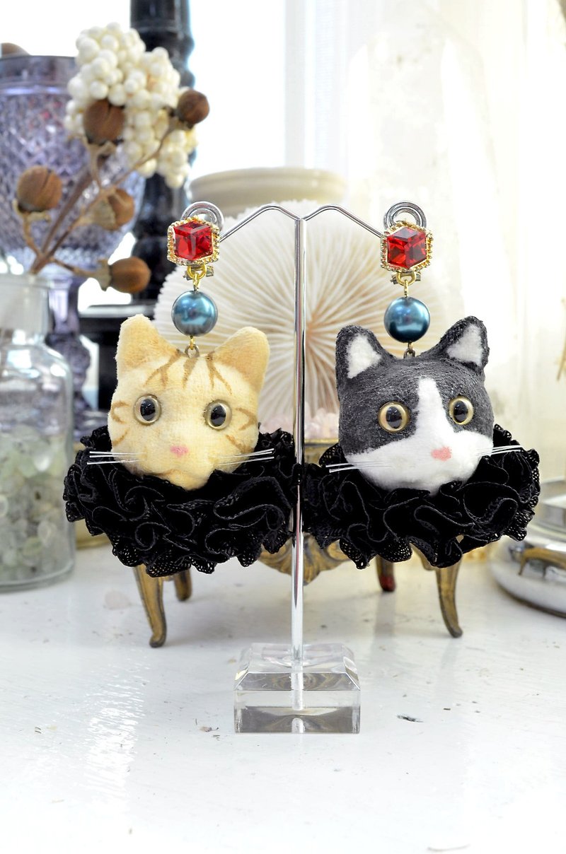 Huge cat head earrings cat head Japanese designer hand made - ต่างหู - ผ้าฝ้าย/ผ้าลินิน หลากหลายสี