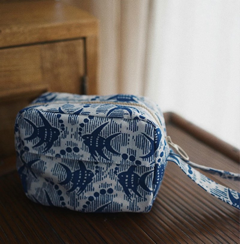 Blue and white fish print hand made YKK zipper clutch bag wallet key storage bag cosmetic bag sundries bag - Toiletry Bags & Pouches - Cotton & Hemp White