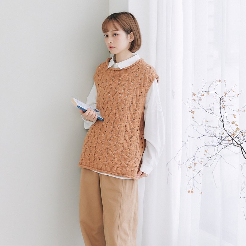【Simply Yours】Rolled Edge Knit Vest - Coffee (One Size) - เสื้อกั๊กผู้หญิง - ขนแกะ สีนำ้ตาล