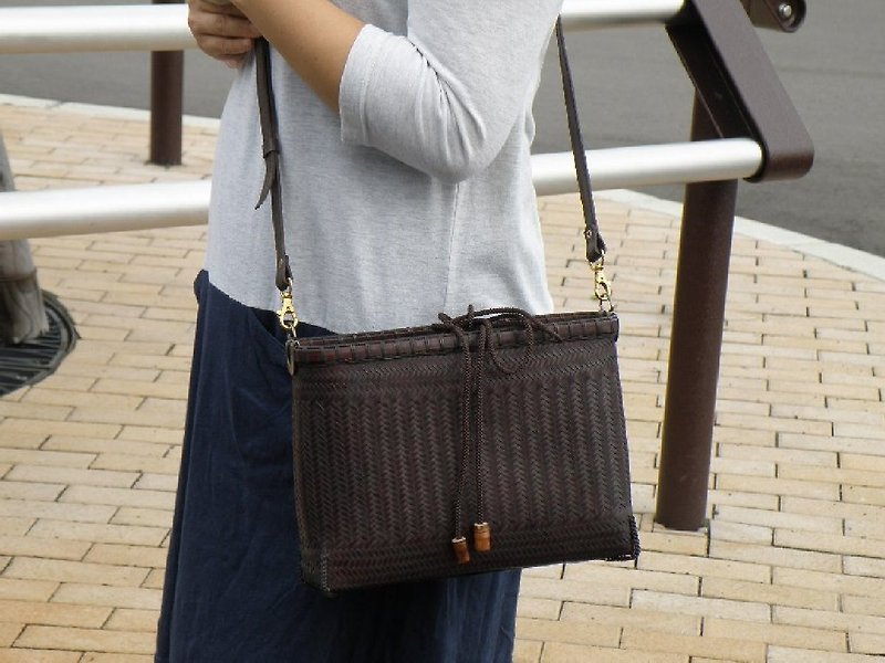 Bamboo basket bag Bag bag Make-up knitting drawstring shoulder bag - กระเป๋าแมสเซนเจอร์ - ไม้ไผ่ สีนำ้ตาล