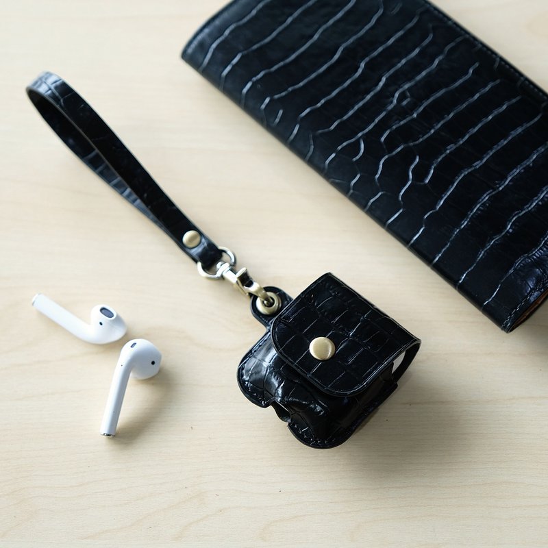【客製化禮物】【聖誕禮盒】AirPods 1/2仿鱷魚紋真皮保護套-黑色 - 耳機/藍牙耳機 - 真皮 黑色