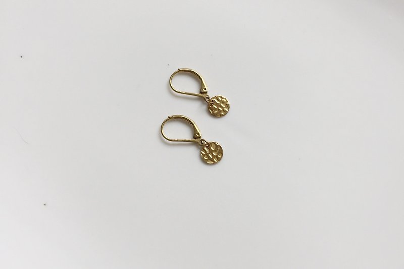 Small wave simple brass earrings - ต่างหู - โลหะ สีทอง