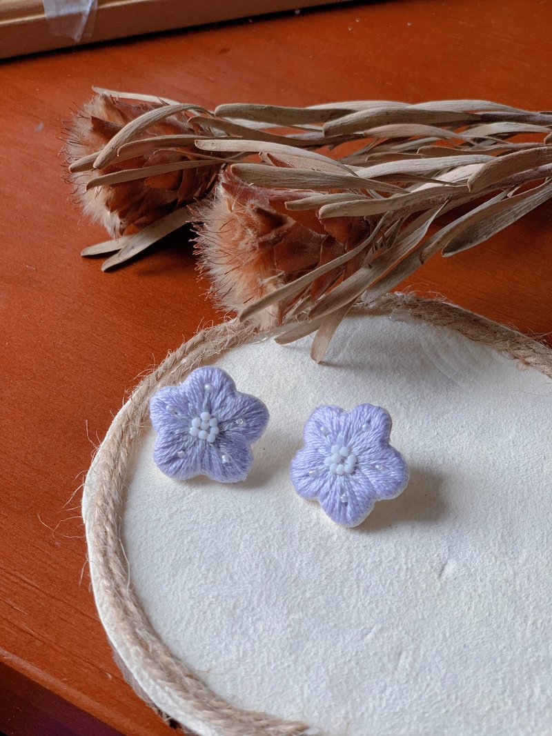 Pink and Purple Floral Embroidered Earrings - ต่างหู - ผ้าฝ้าย/ผ้าลินิน สีม่วง