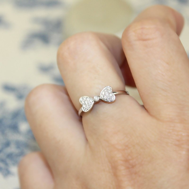 【恬靜童話】18K 白金色 0.15 克拉米妮蝴蝶結鑽石戒指 鑽石 鑽戒 - 戒指 - 貴金屬 銀色