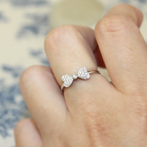Petit Madam Jewelry 【恬靜童話】18K 白金色 0.15 克拉米妮蝴蝶結鑽石戒指 鑽石 鑽戒