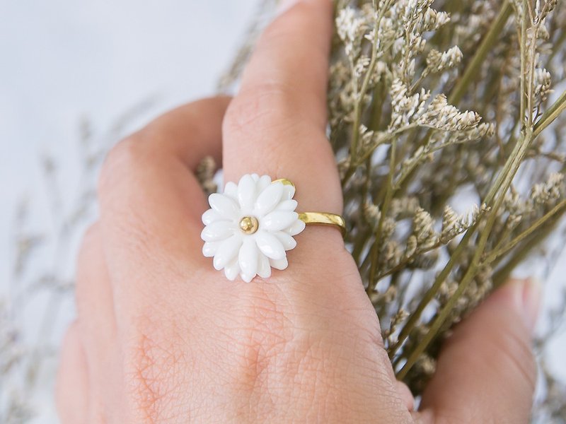 Daisy ~ white porcelain flower ring ~ size S - 戒指 - 陶 白色