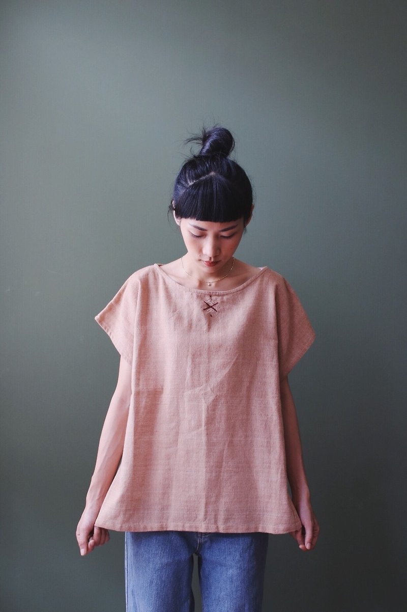 Omake Remake 棉麻散狀領口手縫刺繡上衣  淡粉橘 - 女裝 上衣 - 棉．麻 粉紅色