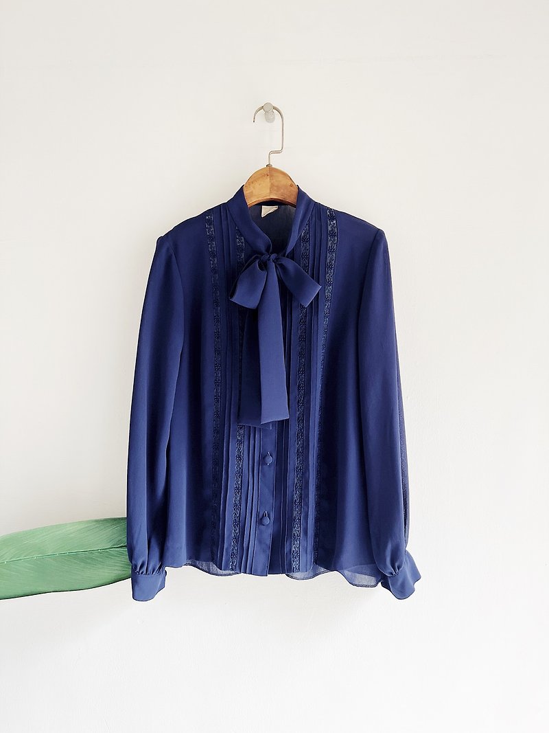 Dark blue translucent hollow exquisite lace collar knotted antique vintage spinning shirt blouse vintage - เสื้อเชิ้ตผู้หญิง - เส้นใยสังเคราะห์ สีน้ำเงิน