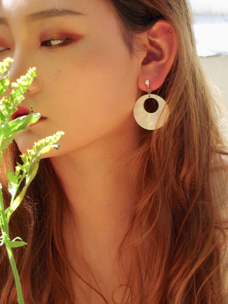 Vintage Mother Of Pearl Disc Drop Statement Earrings - ต่างหู - เปลือกหอย ขาว