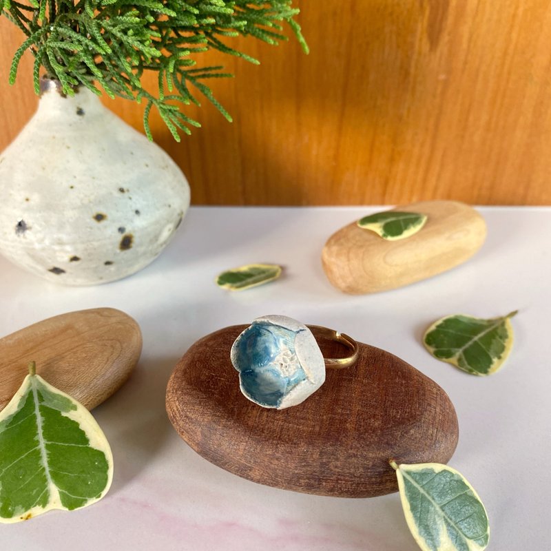 Flower Ring/ Ceramic / jewelry - 戒指 - 陶 白色