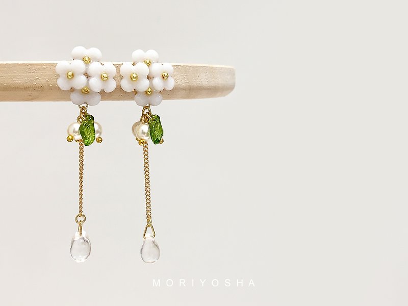 White Hydrangea Earrings // Japanese Resin Earrings Clip-On - ต่างหู - เรซิน ขาว