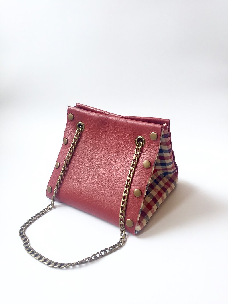小さな四角い革のパッチワークハンドバッグの無料の組み合わせ。赤い革の布はいつでも交換できます
