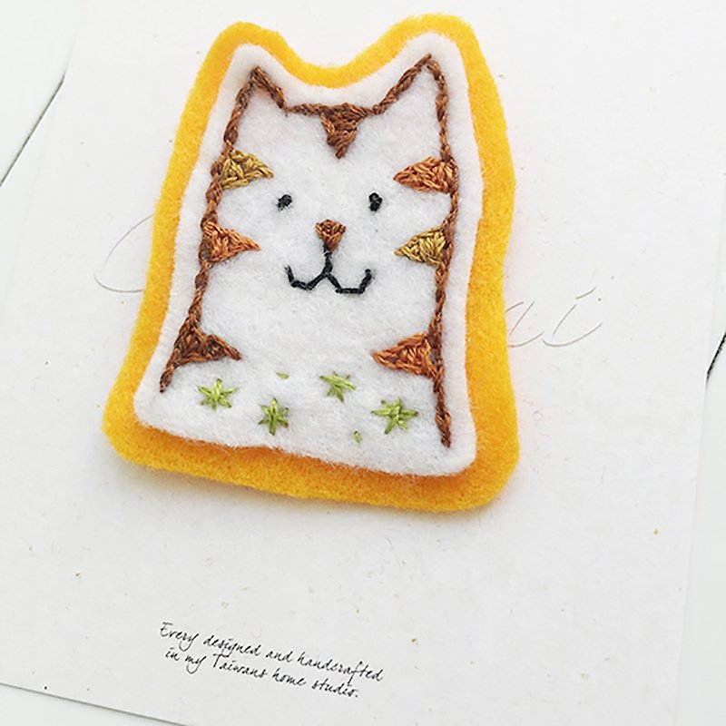 Cha mimi. Hand embroidery Love embroidery!- Pin x Tabby cat - เข็มกลัด - ผ้าฝ้าย/ผ้าลินิน สีส้ม