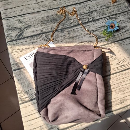 畫影兒--插畫文創商品／布手作 麂皮咖啡金水桶包