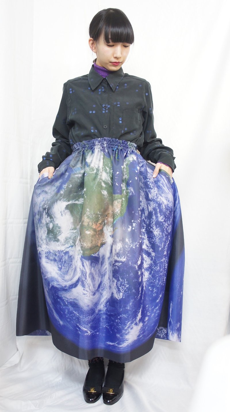 Earth print skirt - กระโปรง - เส้นใยสังเคราะห์ สีดำ