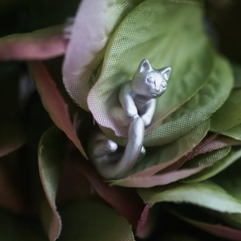 Guri and Latu Cat Clip-On Latu Silver Ear - Earrings & Clip-ons - Other Metals Gold