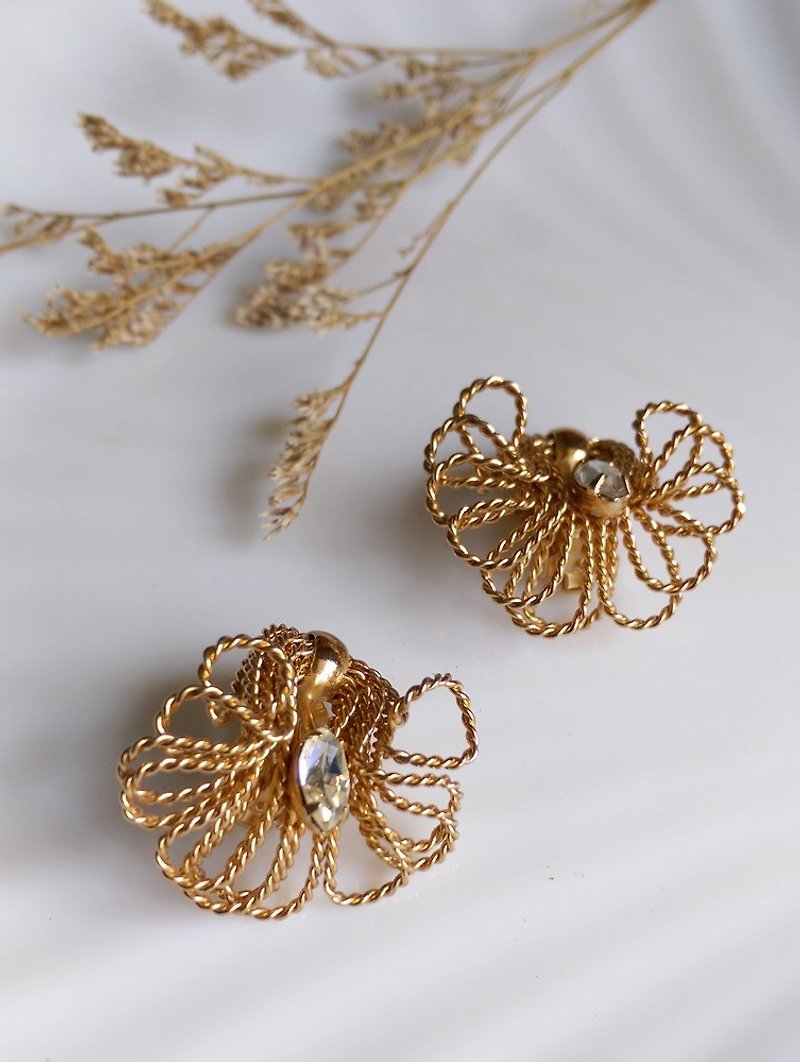 Western antique ornaments. Napier winding filigree flower clip earrings - ต่างหู - โลหะ สีทอง