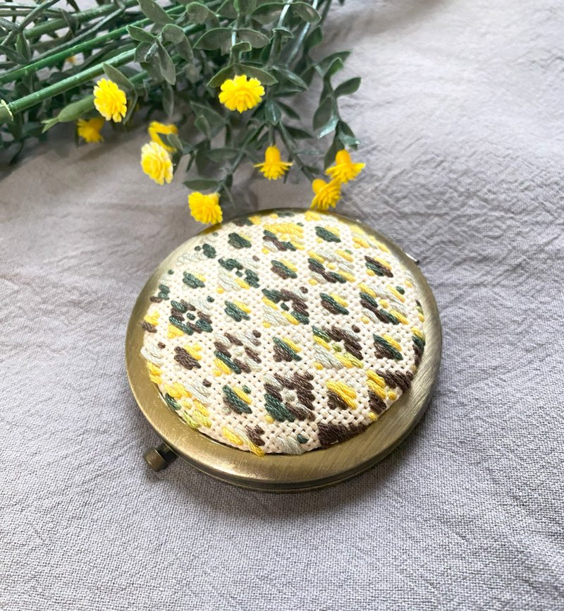 小巾繡鏡盒 手鏡 刺繡 段染 - 彩妝刷具/鏡子/梳子 - 繡線 咖啡色