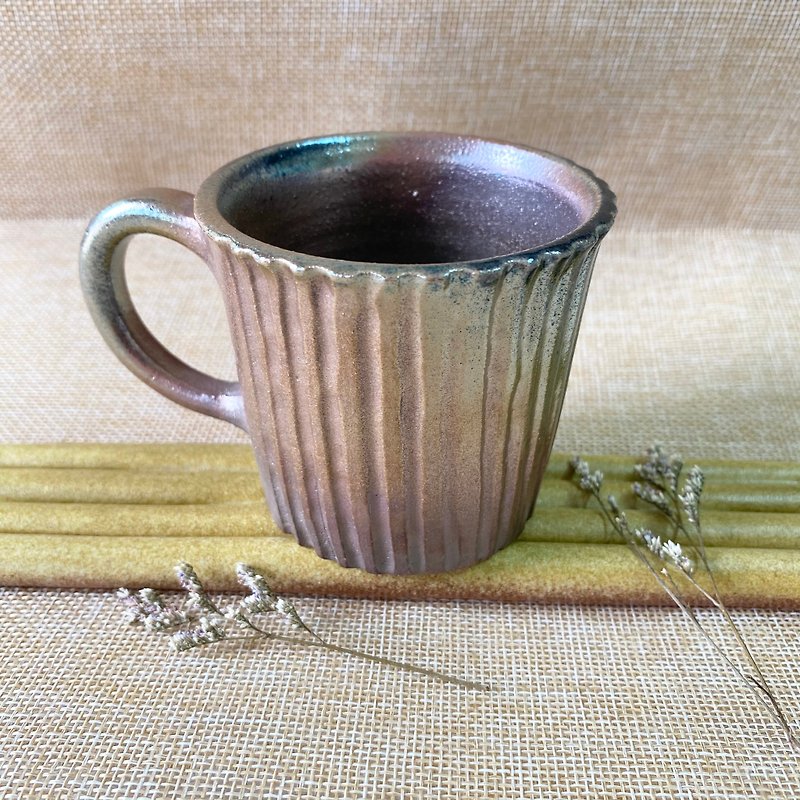 薪焼きの小さなマグカップ - 水筒・タンブラー・ピッチャー - 陶器 ゴールド