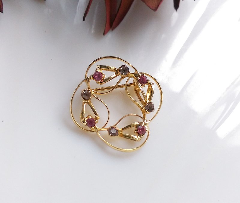 Small and delicate pin with empty pink purple diamonds. Western antique jewelry - เข็มกลัด/พิน - โลหะ สีทอง