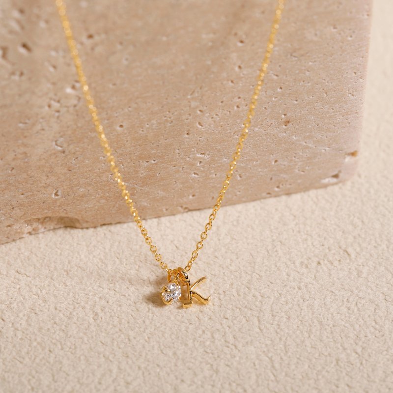petit-initial necklace 【K】 ニッケルフリーネックレス 　小さなイニシャルをかたどったペンダントネックレス - 鎖骨鍊 - 其他金屬 金色