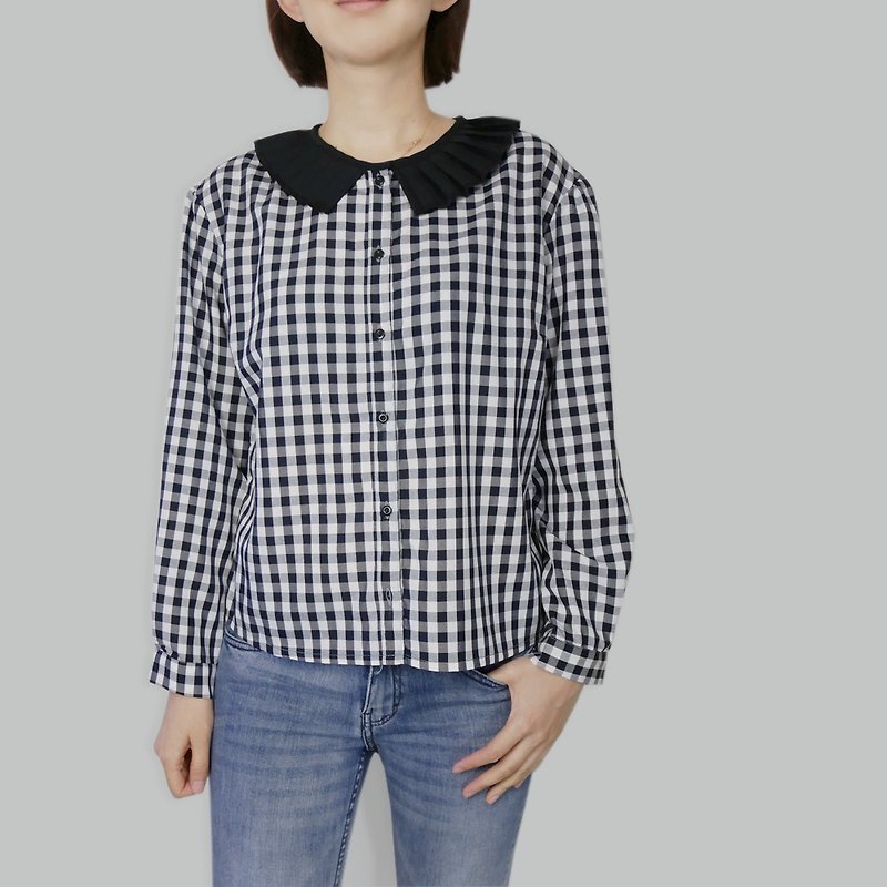 Black and White Plaid Pleated Collar Shirt - เสื้อเชิ้ตผู้หญิง - ผ้าฝ้าย/ผ้าลินิน หลากหลายสี