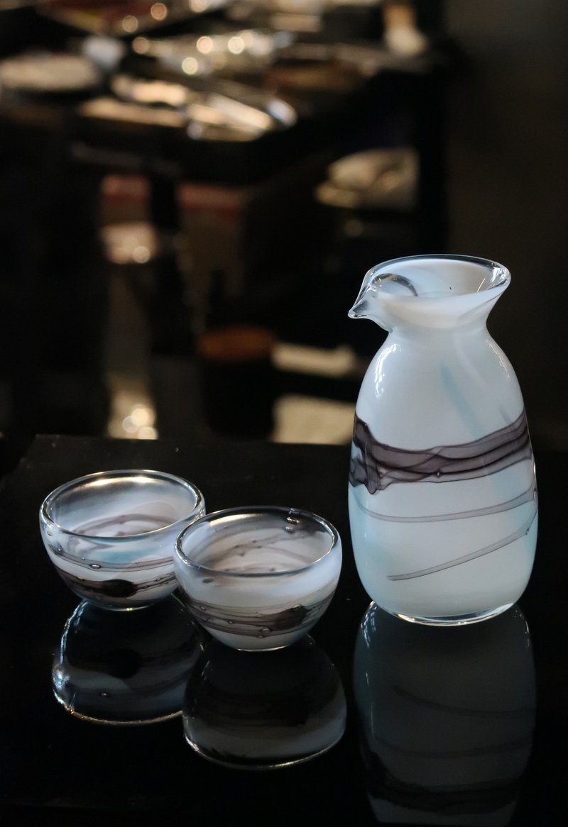 Shanshui Sake Jug/Cup | Handmade by Glass Burning Workshop - แก้วไวน์ - แก้ว หลากหลายสี