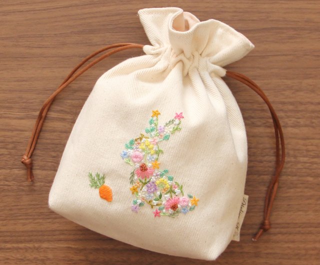 巾着ポーチ 花うさぎ 手刺繍 生成り - Shop Himirolis Toiletry Bags