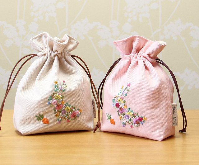 巾着ポーチ 花うさぎ 手刺繍 生成り - Shop Himirolis Toiletry Bags