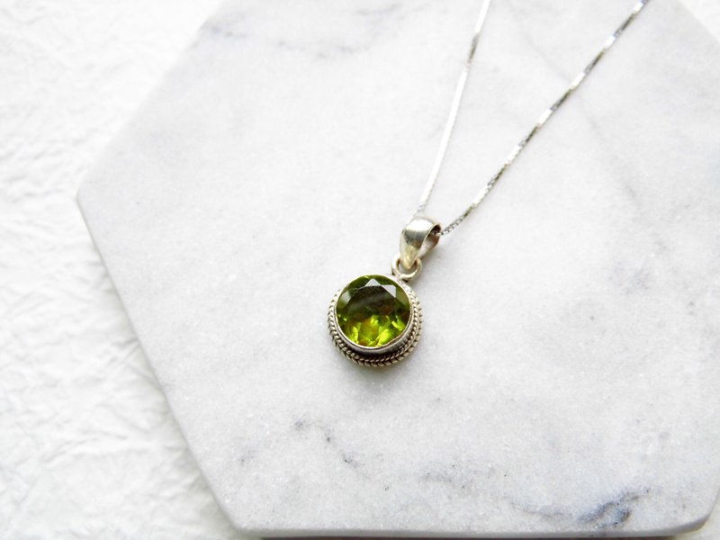 橄欖石925純銀簡約鑲邊項鍊 尼泊爾手工銀飾-圓形寶石款 - 項鍊 - 寶石 綠色