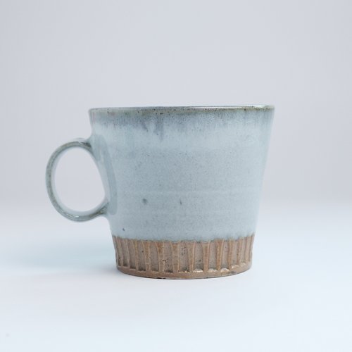 明芽窯(Bardur 陶藝) 明芽窯 | 柴燒萩白鐵斑刻紋把杯 透藍 杯子 陶杯 咖啡杯 H10