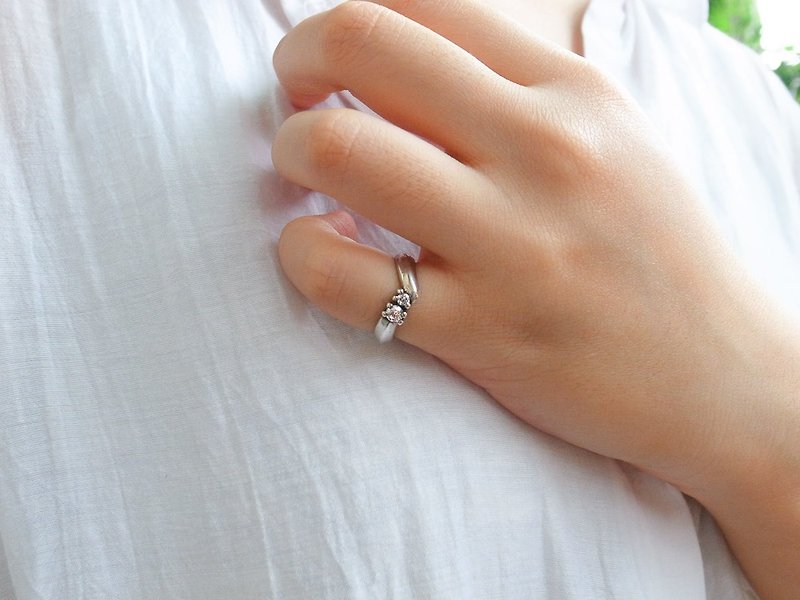 極簡稜線雙鑽戒指 925純銀飾 客製化戒圍 鑽色可換 - 戒指 - 其他金屬 銀色