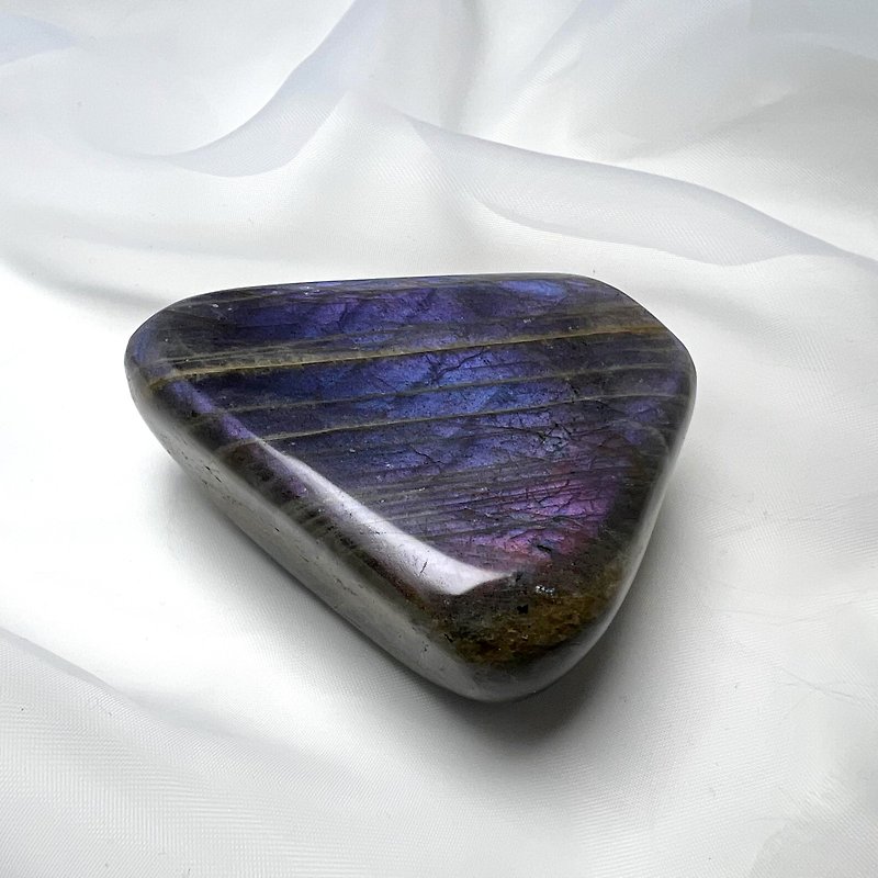 Purple charm. Sleeping One Picture One Object Ornament AB Surface l Labradorite Purple Labradorite l - ของวางตกแต่ง - หิน 