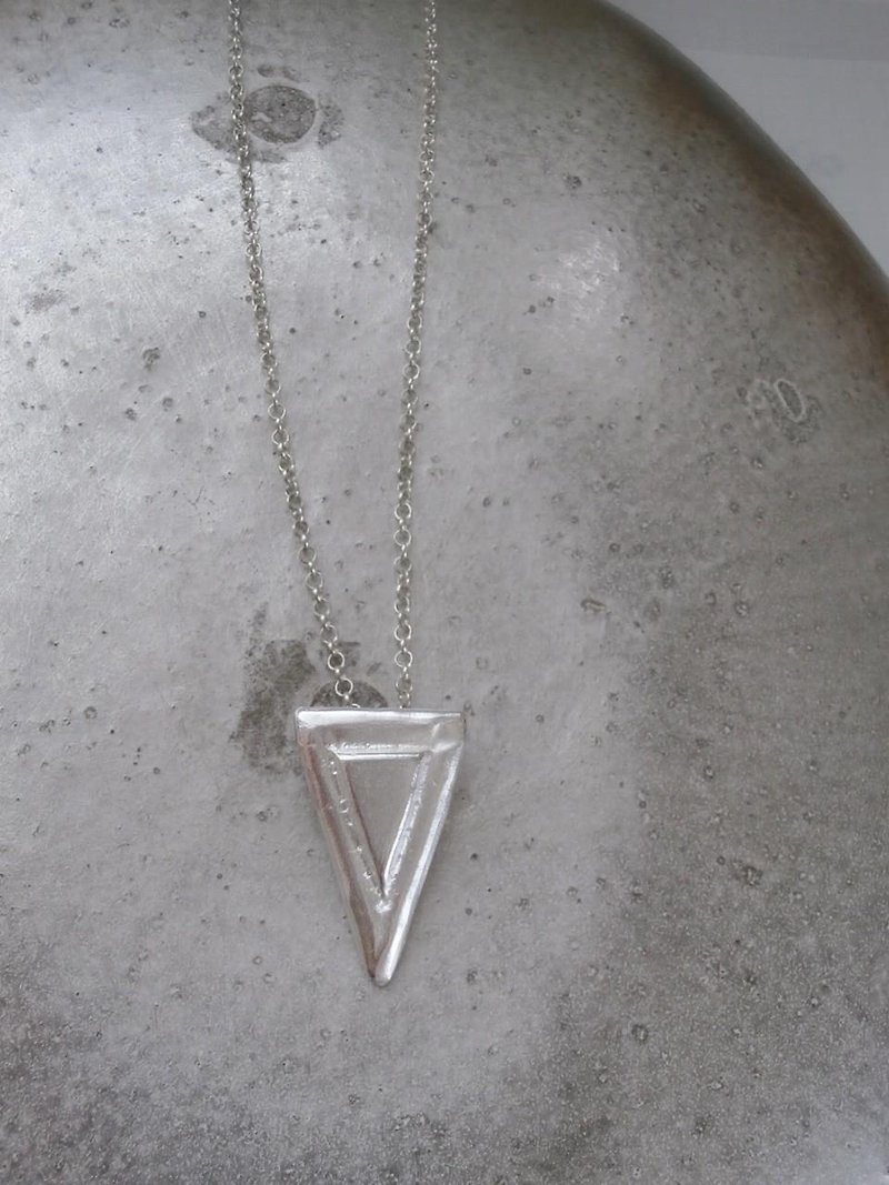 Silver pendant (triangle) - สร้อยคอ - โลหะ สีเงิน