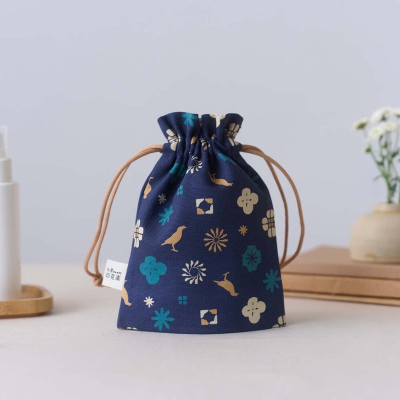 束口小物袋/經典花色/沉穩藍/經典新色IV - 束口袋/束口背包/水桶包 - 棉．麻 藍色