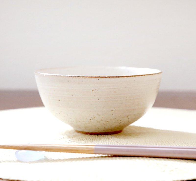 赤陶土と白マット釉の飯碗 縁錆 １ - 碗 - 陶 白色