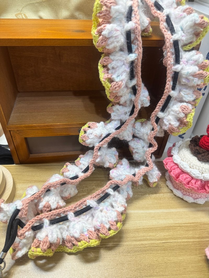 MUMU 草莓棉花糖 浪漫波浪裙擺手機背帶 可自由調整長度 - 手機掛繩/背帶 - 棉．麻 白色