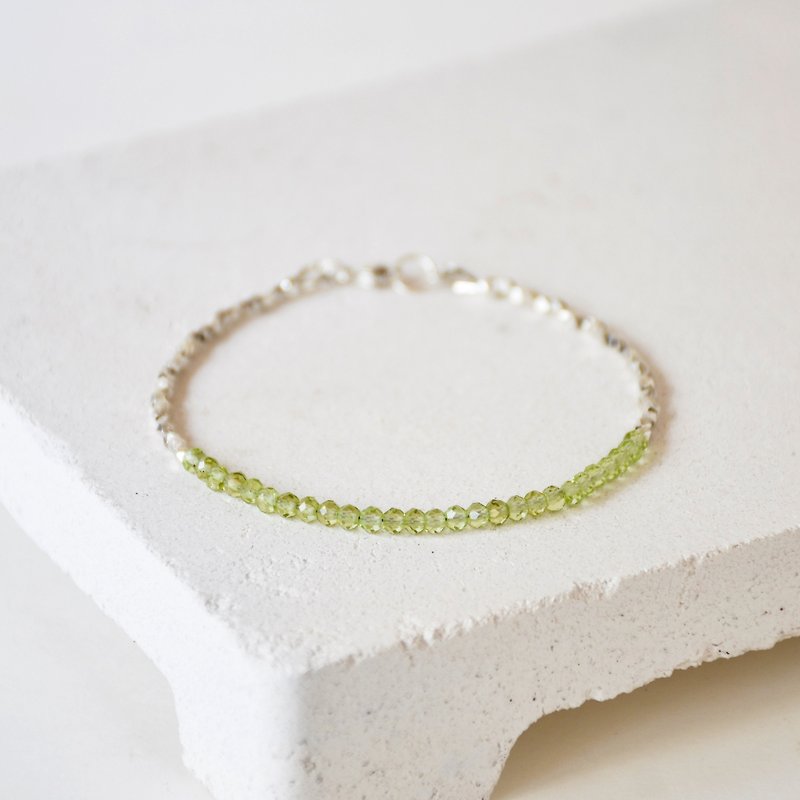 Handmade Green Grossular Peridot beads with 925 silver Bracelet - สร้อยข้อมือ - เครื่องเพชรพลอย สีเขียว