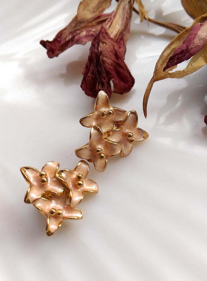 Western antique jewelry. Pink enamel small flower clip earrings - ต่างหู - โลหะ สีทอง