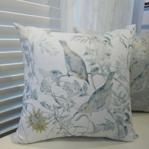 HC CURTAIN HC印花抱枕套 現貨 歐美花版 HC7004-01 翠鳥蔚綠-白底