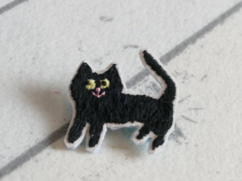 Embroidered brooch cat black cat - เข็มกลัด - ผ้าฝ้าย/ผ้าลินิน สีดำ