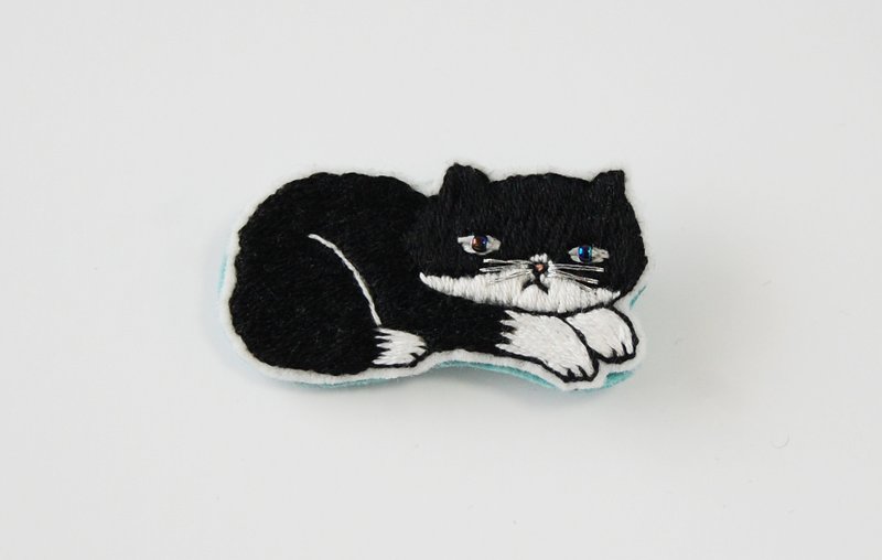 【受注制作】ハチワレねこの刺繍ブローチ - 胸針 - 繡線 黑色