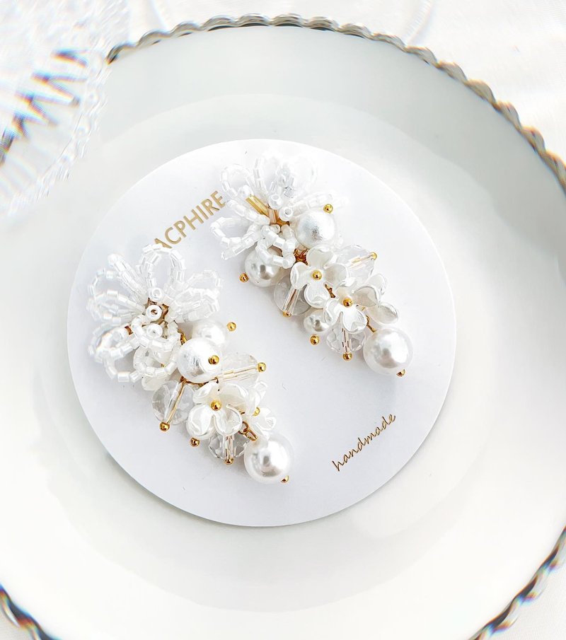 Pearl Flower Flower Crystal Handmade Beaded Earrings Bridal Wedding Decorations - ต่างหู - วัสดุอื่นๆ ขาว