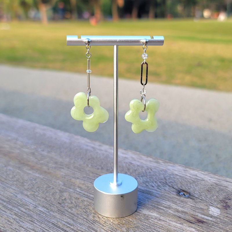 String flower hand-made earrings hand-dyed No. 10 Small luck - Earrings & Clip-ons - Stainless Steel Green