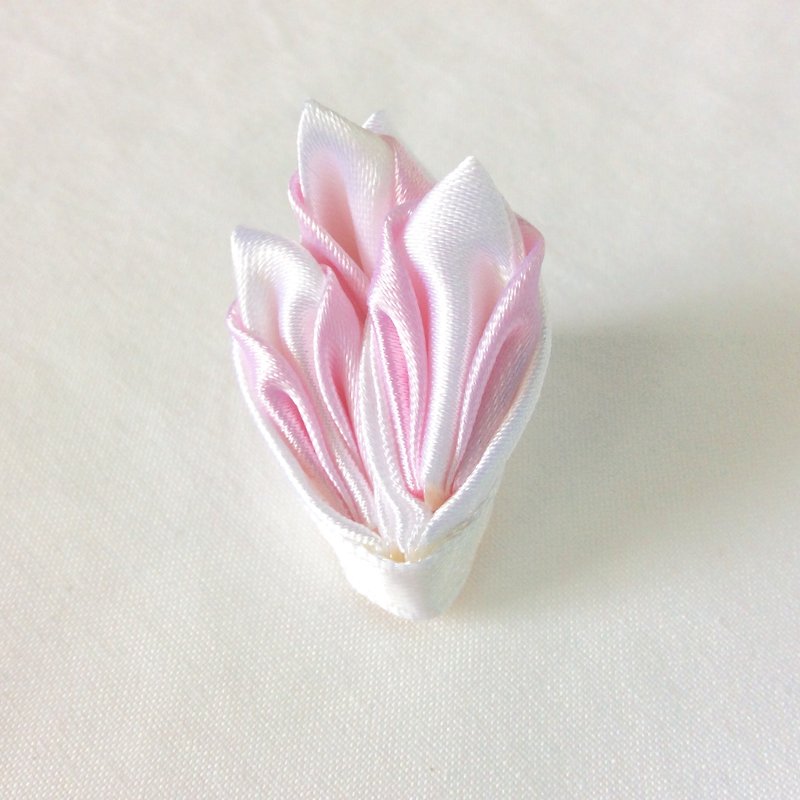 Pink and white kanzashi ribbon flower pin  - Brooches - Silk Pink
