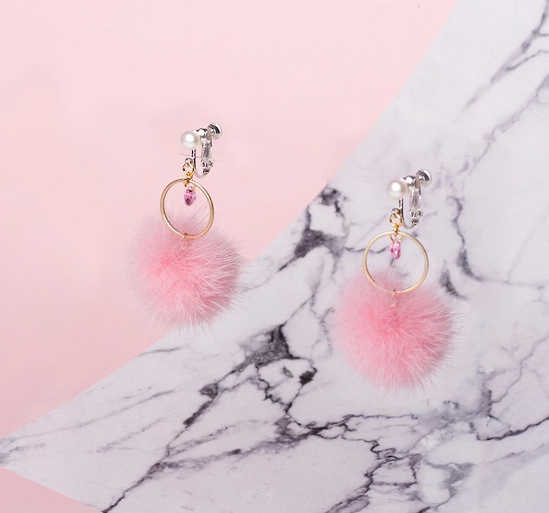 元ユンのクリスマスエルフ耳のクリップ女性のミンクの毛皮で覆われたボールピンクのハート型の水晶のイヤリングサークル - ピアス・イヤリング - その他の素材 ピンク